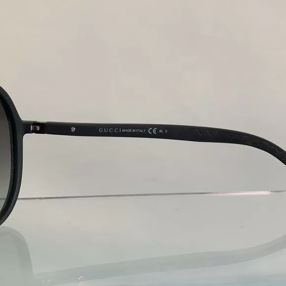 Gucciblack frame aviator with case