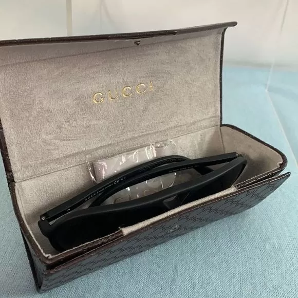 Gucciblack frame aviator with case