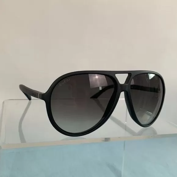 Gucciblack frame aviator with case